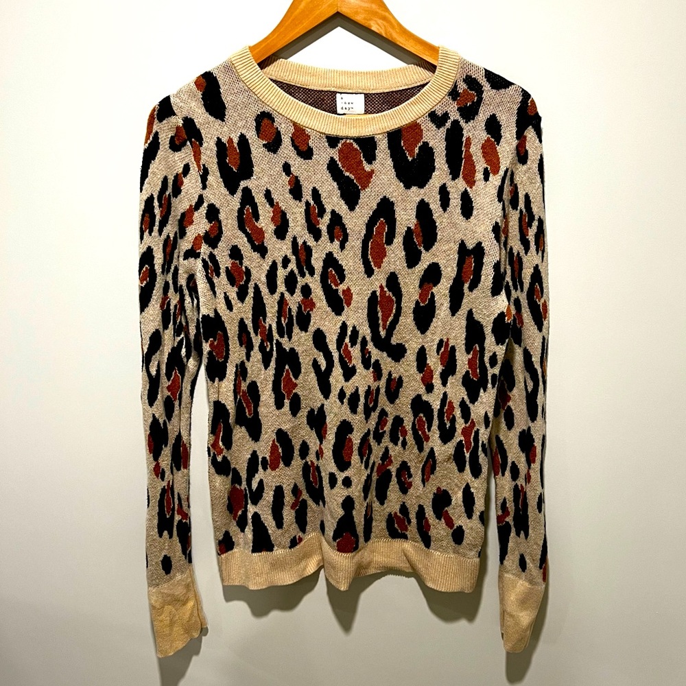 CHEETAH PRINT CREW NECK SWEATER